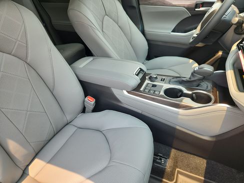 New 2026 Toyota Highlander Platinum AWD/4WD image 15