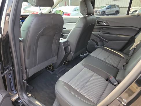 Used 2025 Chevrolet Trax LT FWD image 16