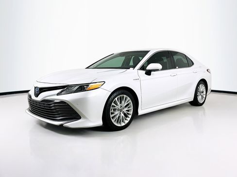 Used 2018 Toyota Camry XLE image 3