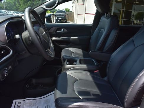 Used 2025 Chrysler Pacifica Select FWD image 14