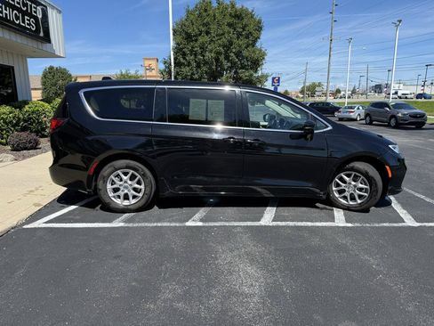Used 2024 Chrysler Pacifica Touring-L FWD image 5
