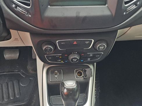 Used 2018 Jeep Compass Latitude w/ Popular Equipment Group FWD image 14