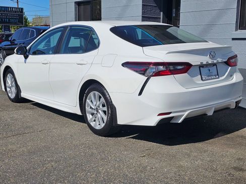 Used 2023 Toyota Camry SE FWD image 3