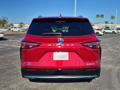 Used 2025 Toyota Sienna Platinum image 5