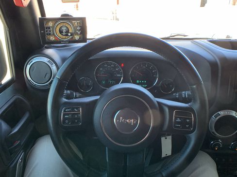Used 2015 Jeep Wrangler Unlimited Sahara w/ Connectivity Group AWD/4WD image 13