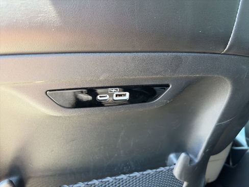 Used 2023 Chrysler Pacifica Touring-L image 11