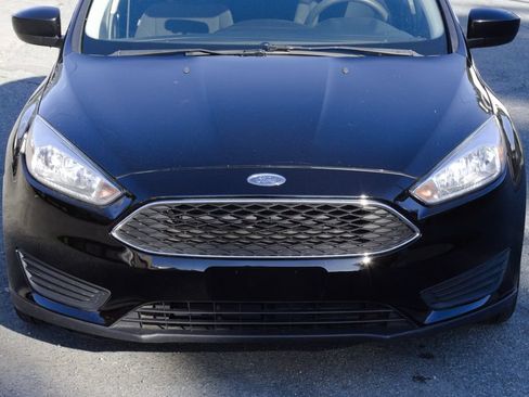 Used 2018 Ford Focus SE FWD image 2