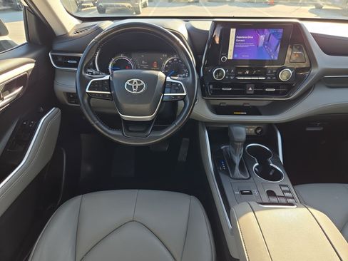 Used 2023 Toyota Highlander XLE FWD image 28