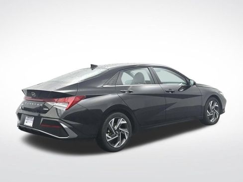 Used 2025 Hyundai Elantra Limited FWD image 6