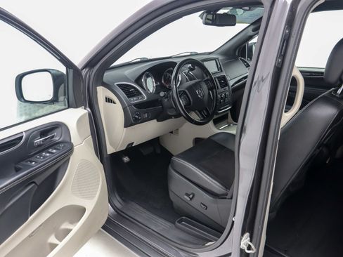 Used 2020 Dodge Grand Caravan SXT FWD image 19