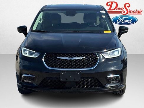 Used 2024 Chrysler Pacifica Touring-L FWD image 2