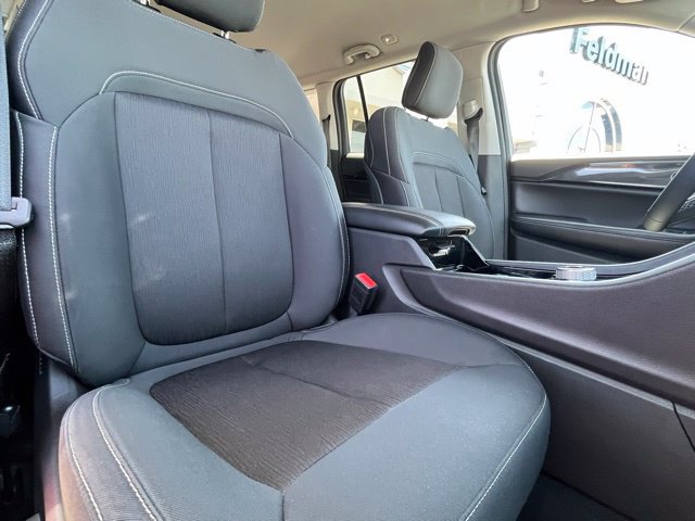 Used 2023 Jeep Grand Cherokee Laredo AWD/4WD image 28