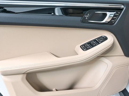 Certified 2025 Porsche Macan image 6