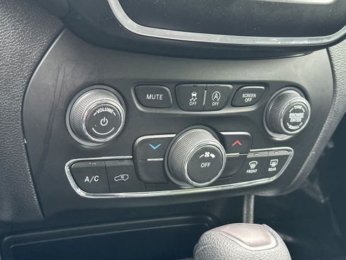 Used 2019 Jeep Cherokee Latitude w/ Popular Appearance Group FWD image 20
