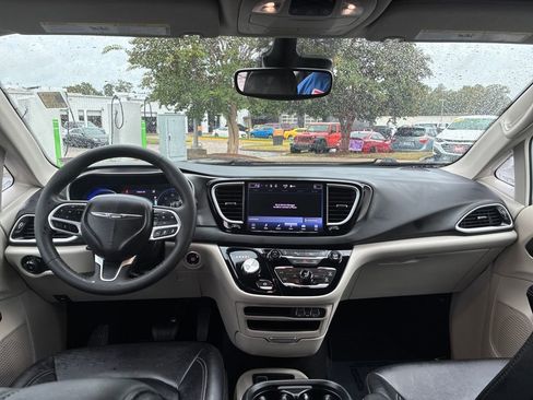 Used 2024 Chrysler Pacifica Touring-L image 13
