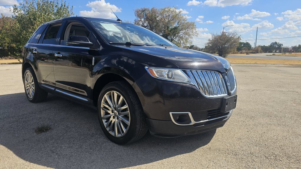 Used 2013 Lincoln MKX FWD image 2