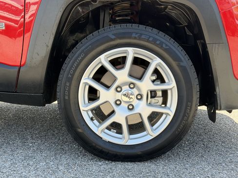 Used 2023 Jeep Renegade Latitude AWD/4WD image 13