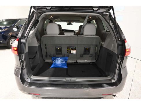 Used 2020 Toyota Sienna XLE FWD image 24