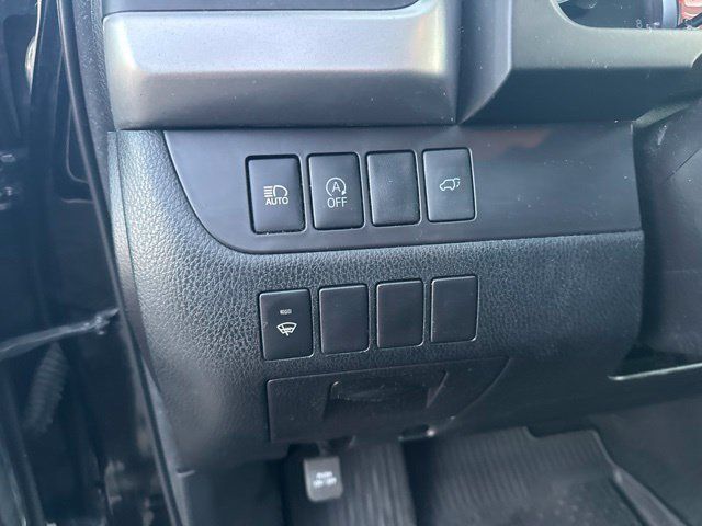 Used 2017 Toyota Highlander SE FWD image 11