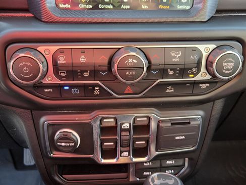 Used 2023 Jeep Wrangler Sahara w/ Cold Weather Group image 18