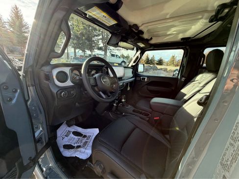 New 2025 Jeep Gladiator Sport image 22