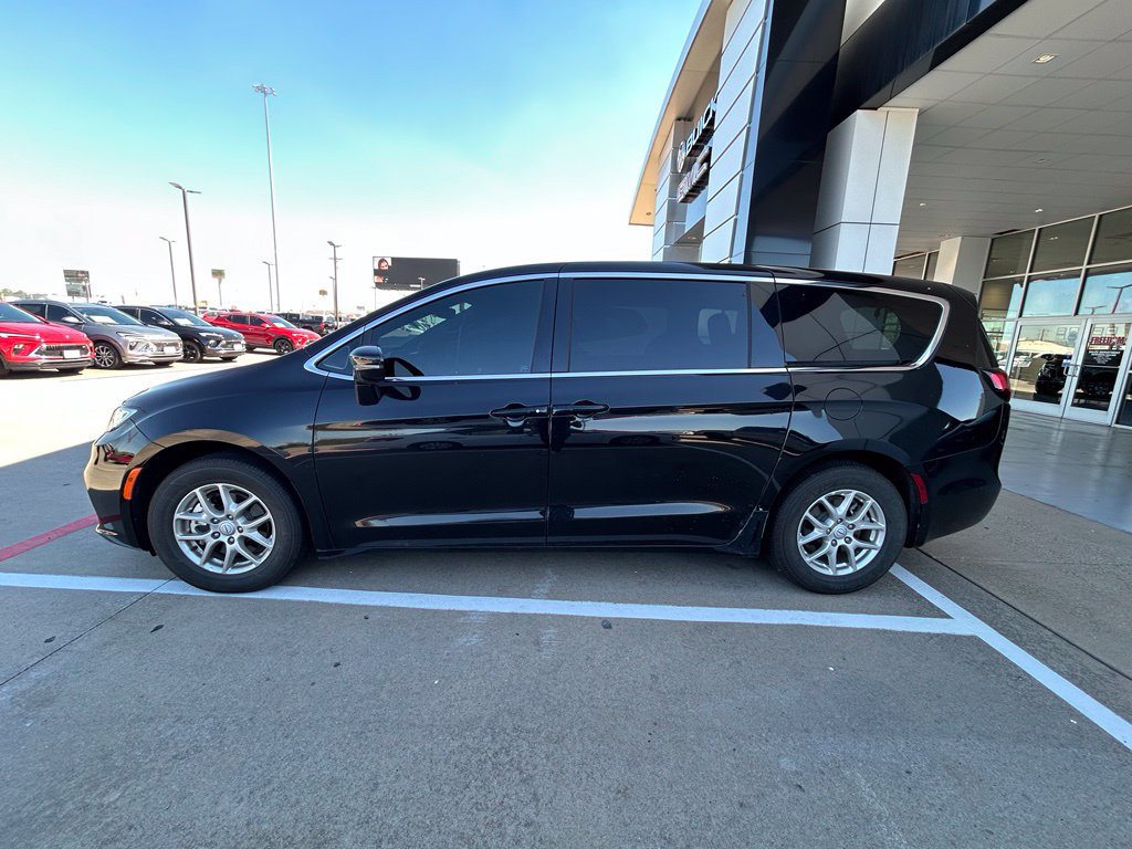 Used 2026 Chrysler Pacifica Select FWD image 2