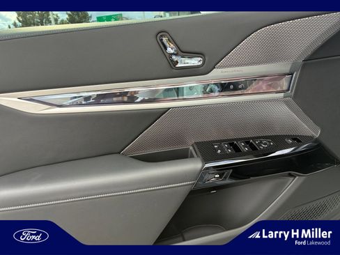 Used 2025 BMW 760i xDrive w/ Premium Package image 13