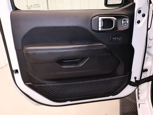Used 2019 Jeep Wrangler Unlimited Sahara w/ Uconnect 4C Nav & Sound Group AWD/4WD image 11