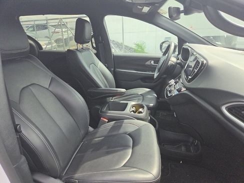 Used 2025 Chrysler Pacifica Select FWD image 15