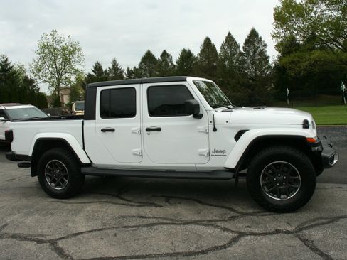 Used 2020 Jeep Gladiator Overland w/ LED Lighting Group AWD/4WD image 12