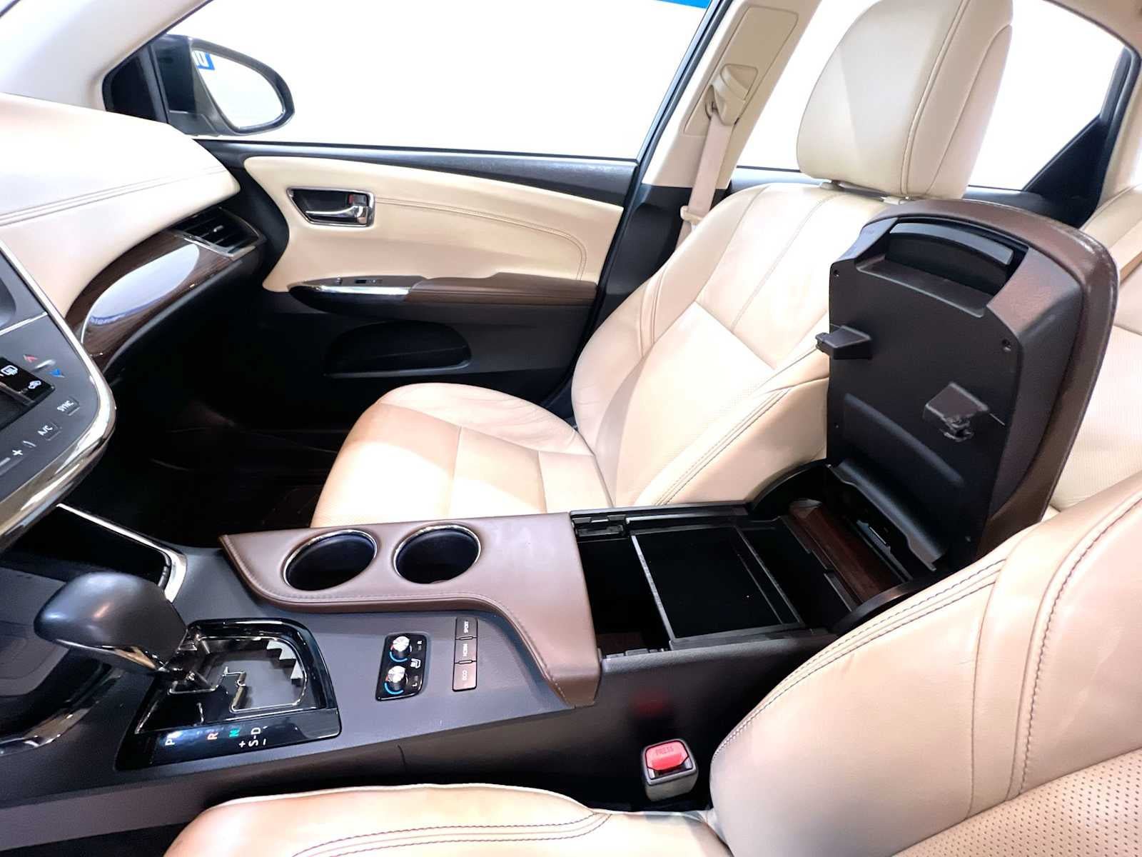 Used 2015 Toyota Avalon Limited w/ Technology Package FWD image 32