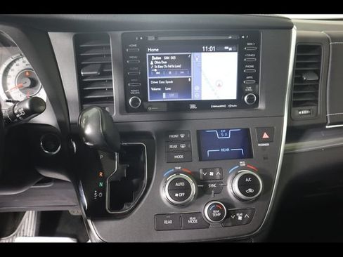Used 2019 Toyota Sienna SE Premium FWD image 22