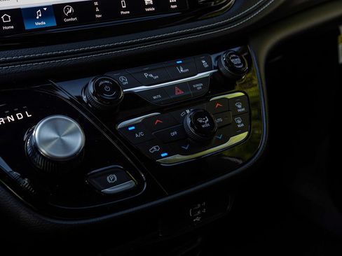 New 2027 Chrysler Pacifica Select FWD image 19