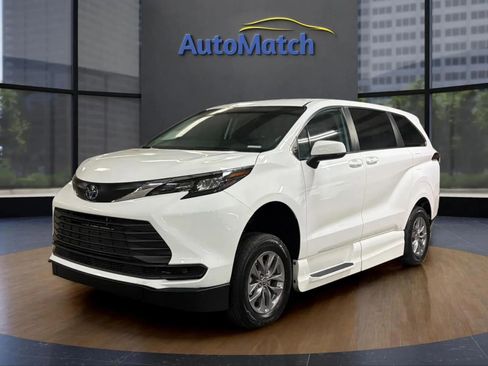 Used 2024 Toyota Sienna LE image 3