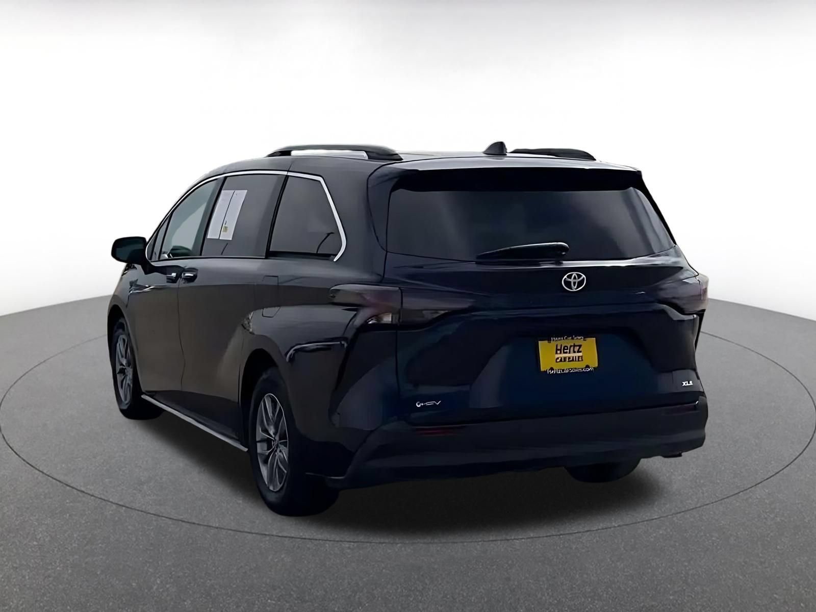 Used 2025 Toyota Sienna XLE FWD image 10