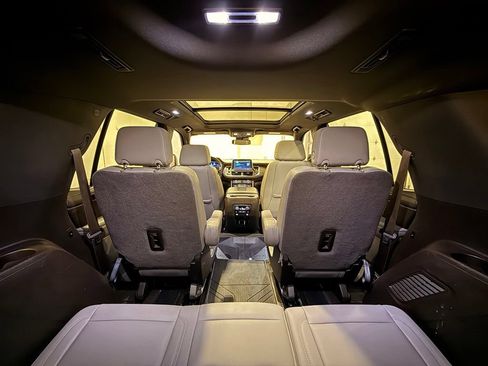 Used 2023 Chevrolet Tahoe Z71 w/ Luxury Package AWD/4WD image 37