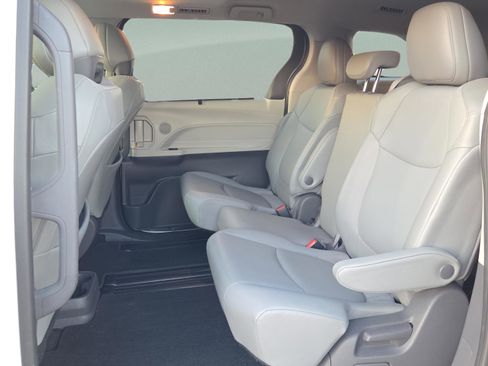 Used 2021 Toyota Sienna XLE image 11