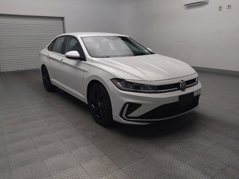 Used 2025 Volkswagen Jetta SE image 13