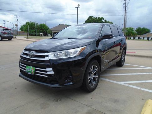 Used 2019 Toyota Highlander LE image 3