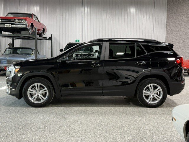 Certified 2024 GMC Terrain SLE w/ Driver Convenience Package FWD image 2
