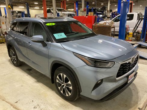 Used 2024 Toyota Highlander XLE image 3