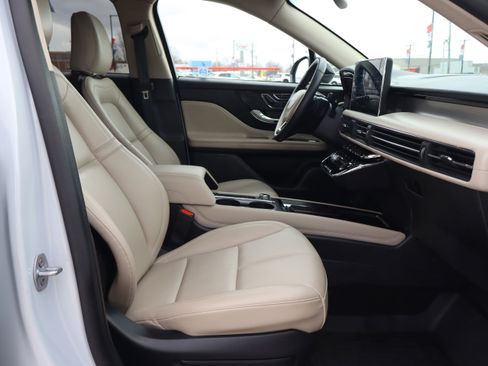 Used 2025 Lincoln Corsair AWD image 12