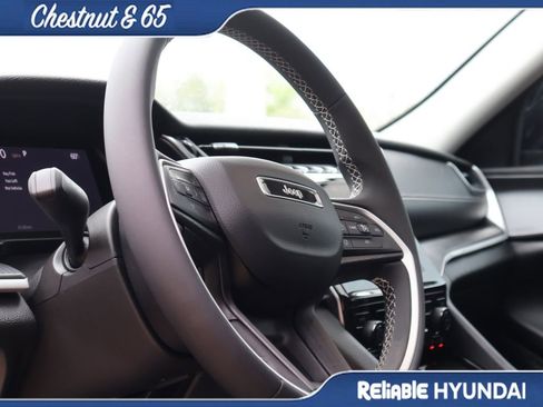 Used 2023 Jeep Grand Cherokee Laredo X image 25