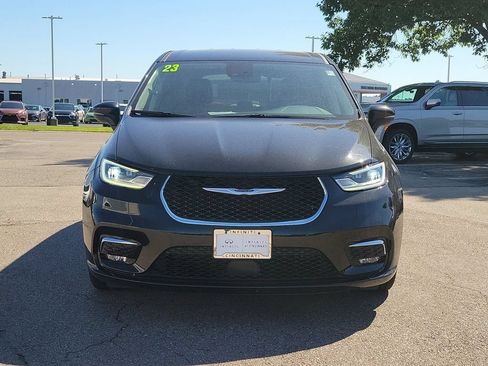 Used 2023 Chrysler Pacifica Touring-L FWD image 7