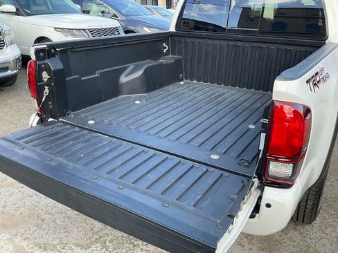 Used 2019 Toyota Tacoma TRD Off-Road w/ TRD Premium Off Road Package image 8