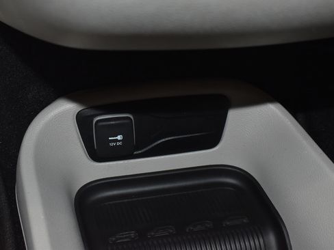 Used 2023 Chrysler Pacifica Touring-L FWD image 11