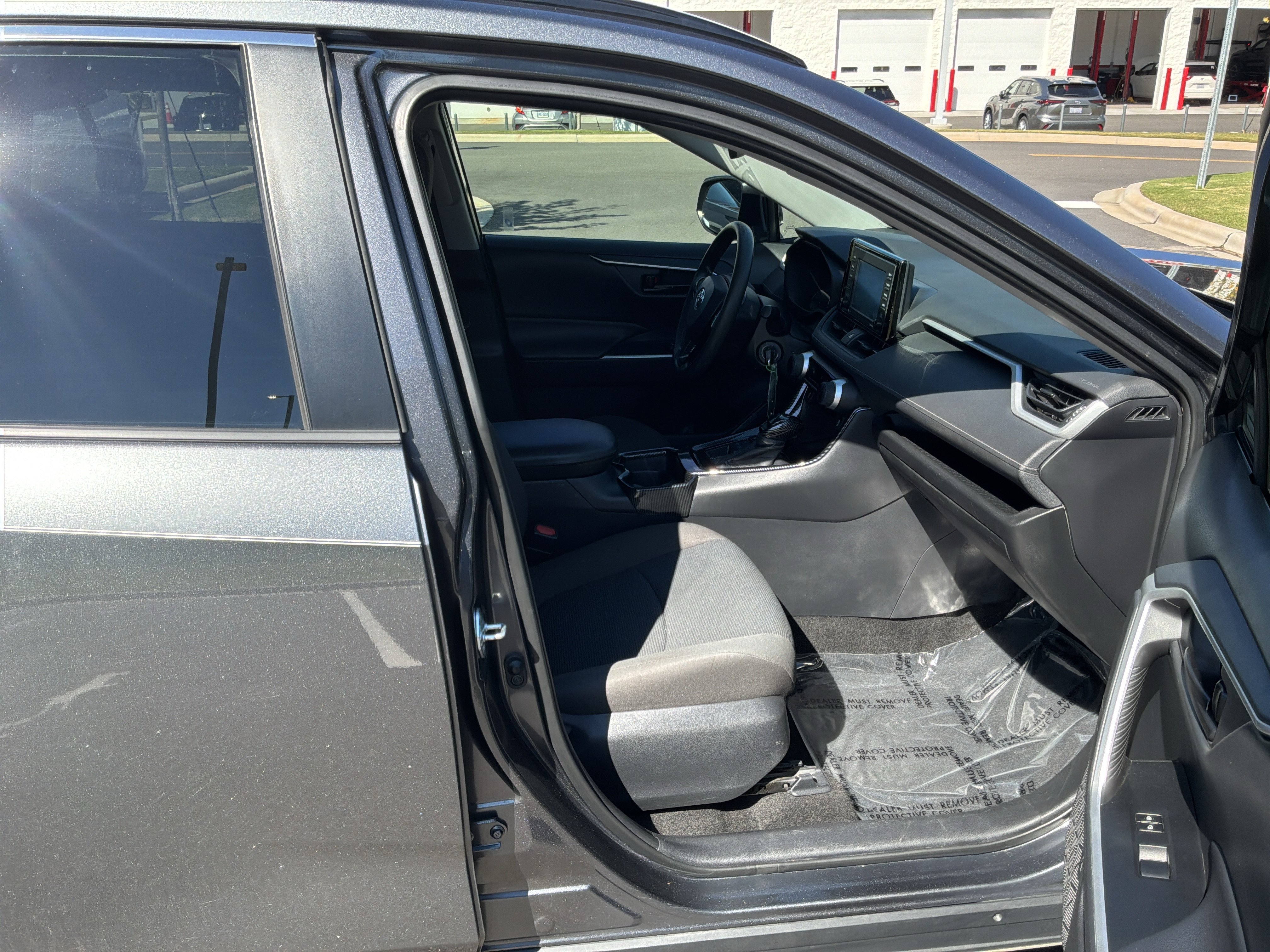 Used 2021 Toyota RAV4 LE AWD/4WD image 32