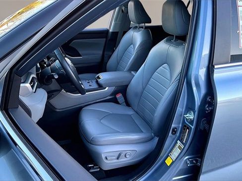 Used 2023 Toyota Highlander XLE image 18