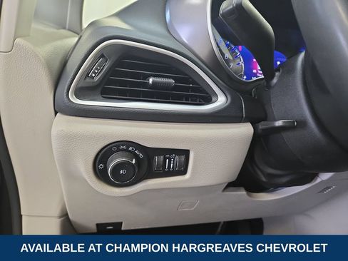 Used 2023 Chrysler Pacifica Touring-L FWD image 23