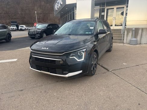 Used 2023 Kia Niro EX Touring image 3